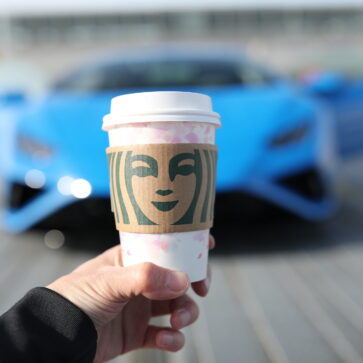 米スターバックスのドライブスルーで「670円しか注文していないのに5100ドルも請求」。後ろの人の代金を請求されるという恐怖の「親切のバトン」＝ペイ・イット・フォワードとは？