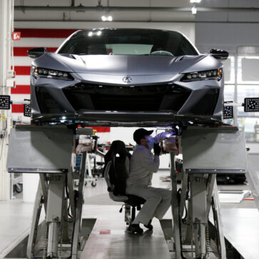ホンダNSX TypeSの生産が本日開始！最初の2台は限定のマットグレー、デリケートな塗装を保護するために専用のパッケージを開発、そして手入れについてはディーラーからの指導も