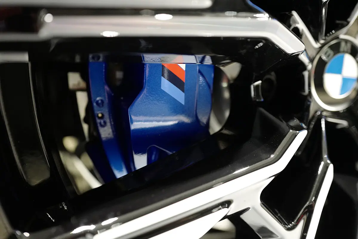 BMWのブレーキキャリパー（ブルー）