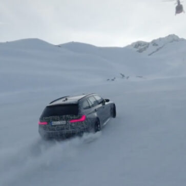 【動画】BMWが新型M3ツーリングにて雪上へ「2022」の文字を描き新年を祝う！おそらくは近日中に発表されることになりそうだ