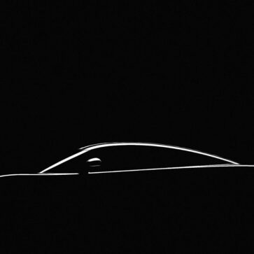 ケーニグセグが突如新型車のティーザー画像を公開！最初の市販車「CC8S」発売20周年の折にオマージュモデルを発表？