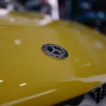メルセデス・ベンツのボンネット（イエロー）とエンブレム