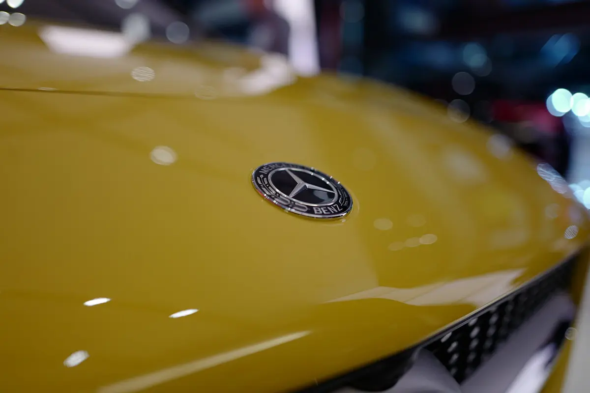 メルセデス・ベンツのボンネット（イエロー）とエンブレム