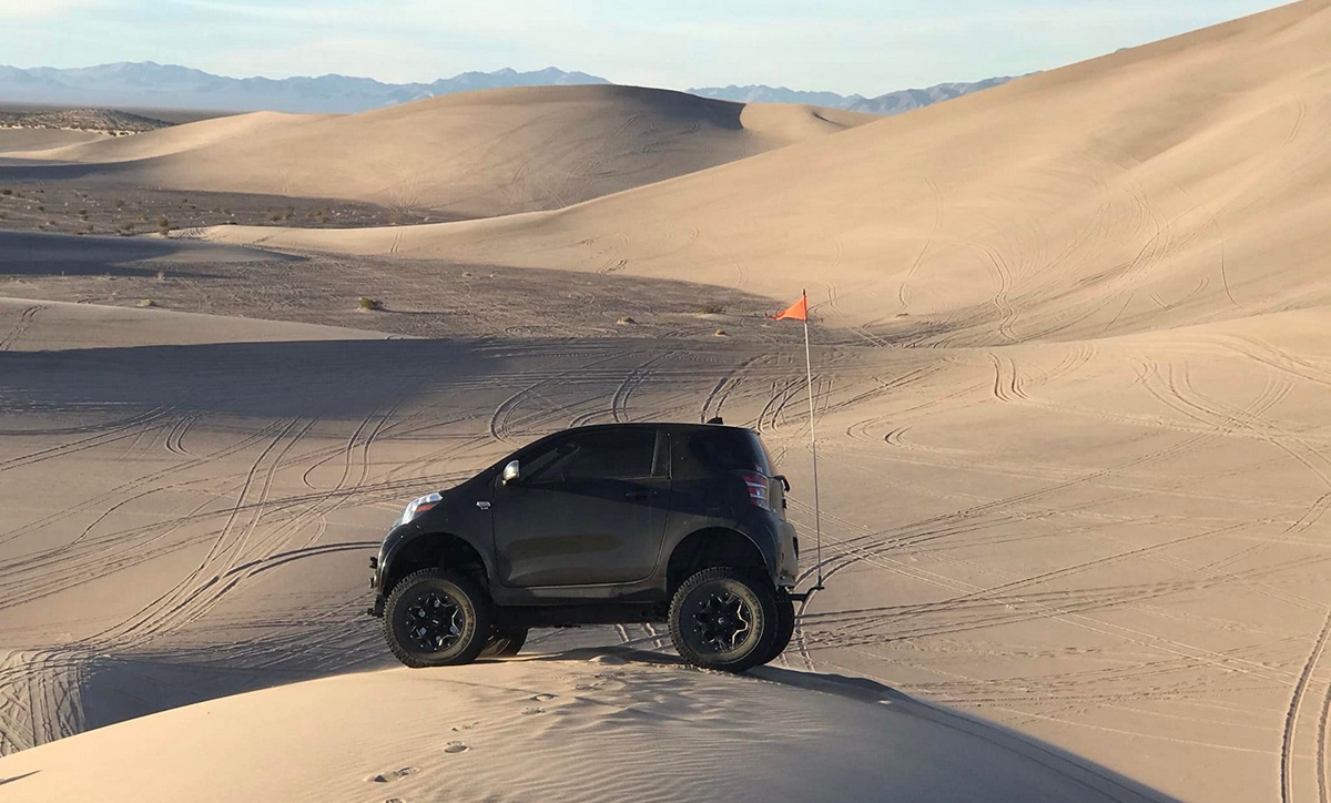 トヨタIQのキャビンををスズキ・グランドエスクードのシャシーに載せたマイクロオフローダーあらわる！砂漠だろうが岩場だろうが簡単に走破できるようだ