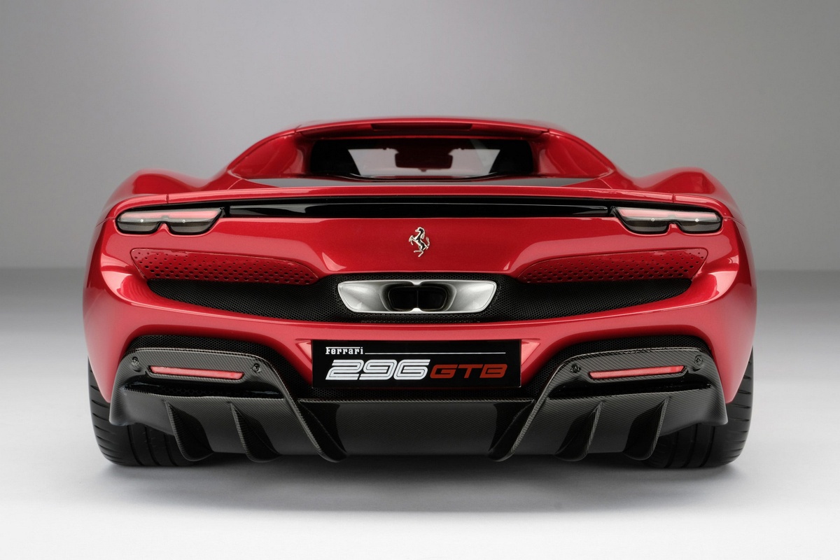 アマルガムが「新作」モデルカー、フェラーリ296GTBを公開！1/8サイズなるも写真で見ると実物と見分けがつかない。なお価格は160万円