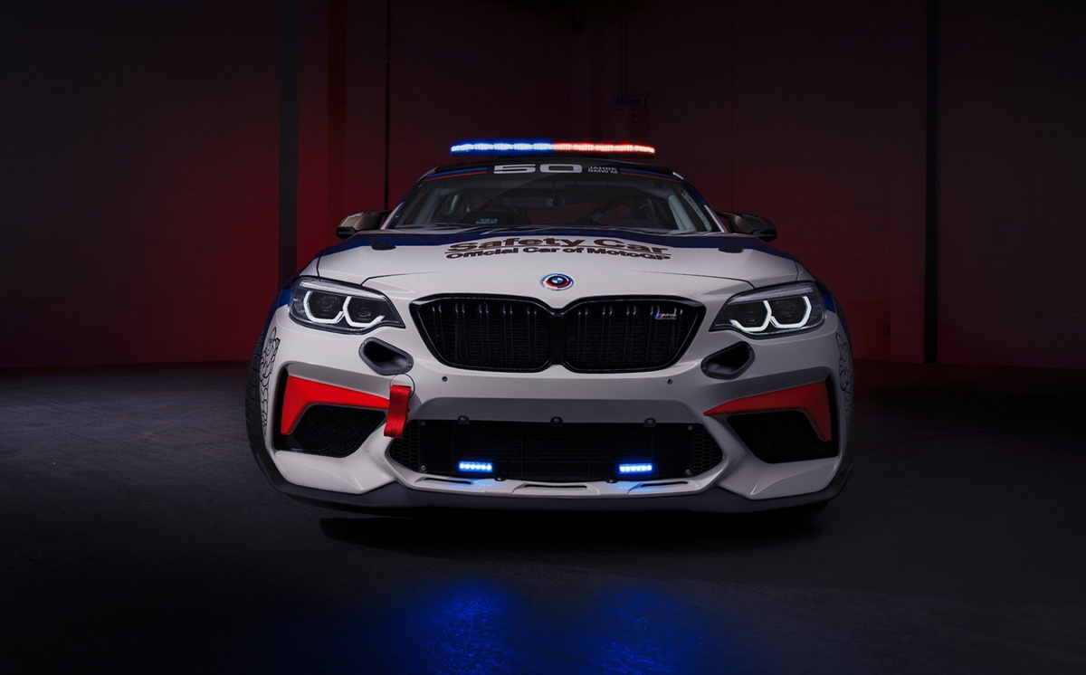 BMWがモトGP用セーフティカー、「M2 CSレーシング」公開！数々のレース用装備が追加、さらに50周年記念カラーリングが施される
