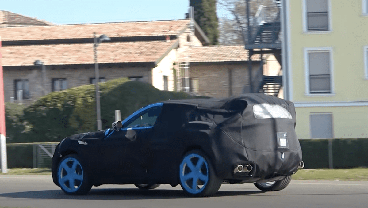 【動画】フェラーリ・プロサングエ最新の試作車が目撃！ボディ形状はやはりSUV的、なぜかブルーのテープを貼ってテスト中