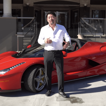 【動画】一度はフェラーリから見放されたコレクターが「再びフェラーリに認められ」、当時売ってもらえなかったラ・フェラーリ・アペルタをガレージに収める
