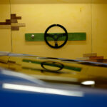 今日のランボルギーニ・ウラカンEVO RWD。ガレージ壁面にホンダ・シビック・タイプRのシフトノブを「フック代わりに」取り付けてみた