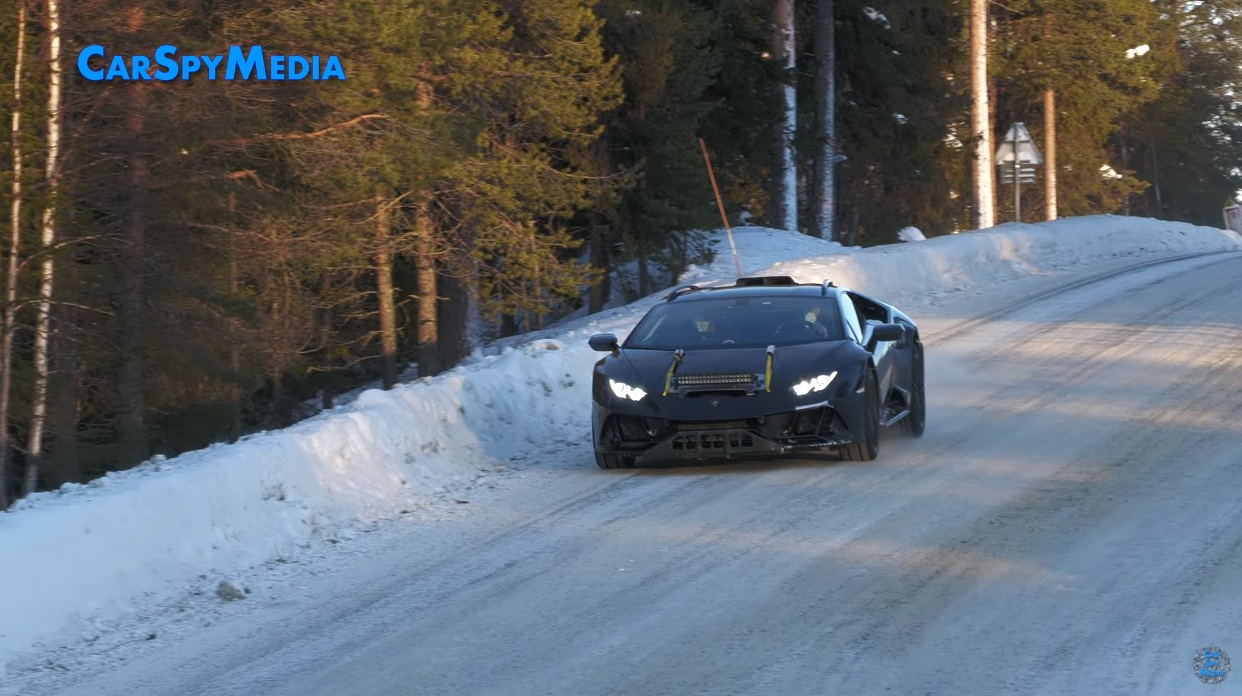【動画】雪上で華麗にドリフト！ランボルギーニ・ウラカンのオフロード版、「ウラカン・ステラート」のテスト車が目撃される