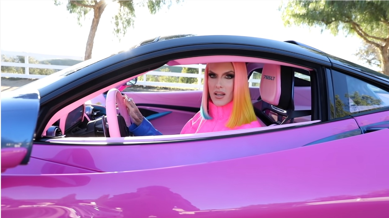 【動画】Youtubeチャンネル登録者1610万人！米ユーチューバーに内外装ピンクな「マクラーレン765LTピンクマジック」が納車される