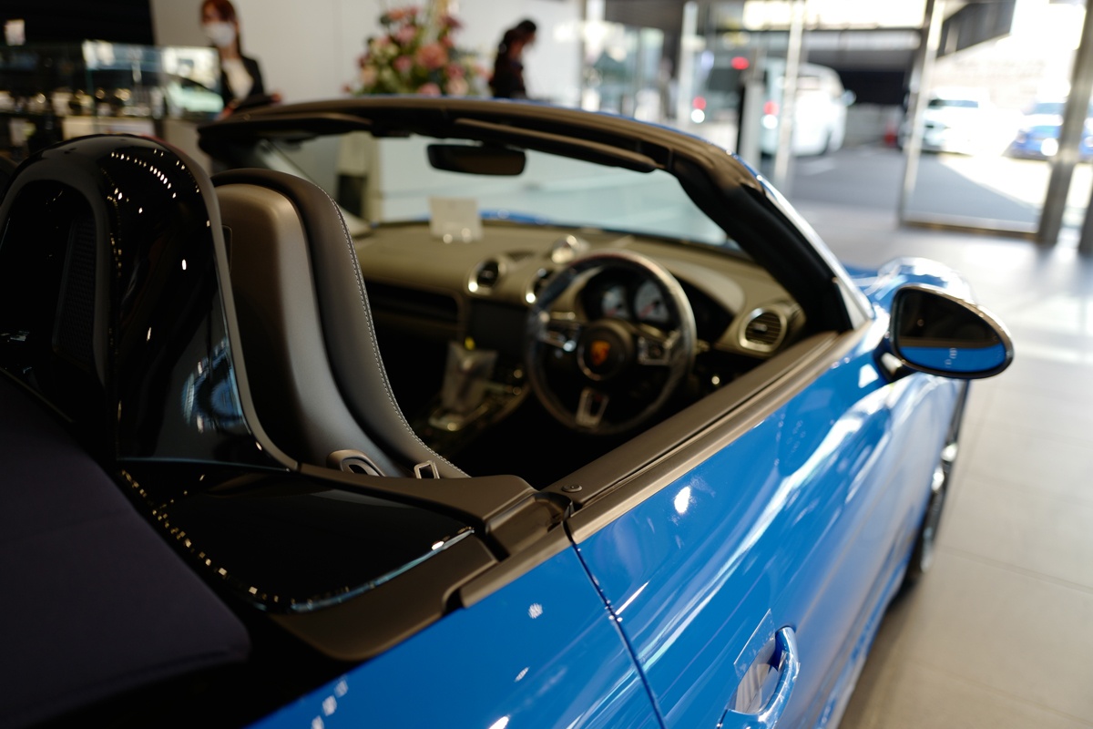 ポルシェ718ボクスターのオープン状態、後ろから見たコクピット