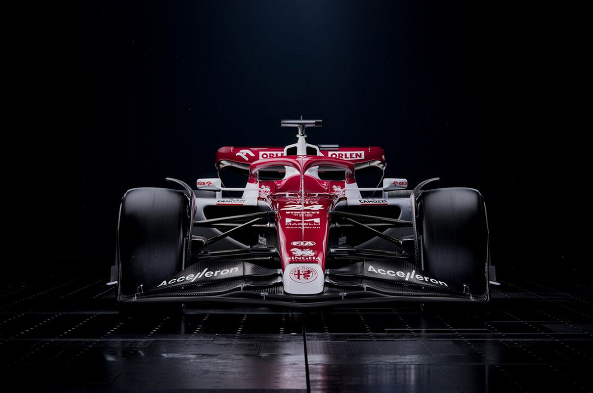 アルファロメオが「レトロ仕様」の2022年F1マシン「C42」を公開！中国人初のF1ドライバー、チョウ・グァンユを迎えランキング上昇を狙う
