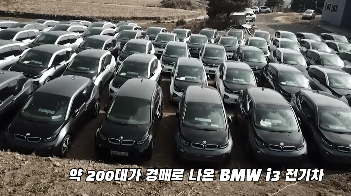 【動画】BMW i3の墓場？韓国 済州島にて、倒産したレンタカー会社が所有していた100台以上のi3が打ち捨てられている様子が捉えられる