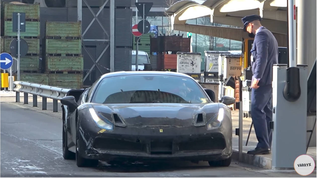 【動画】フェラーリはさらにミドシップHVを追加？謎のハイブリッド試作車が2連発で走行中