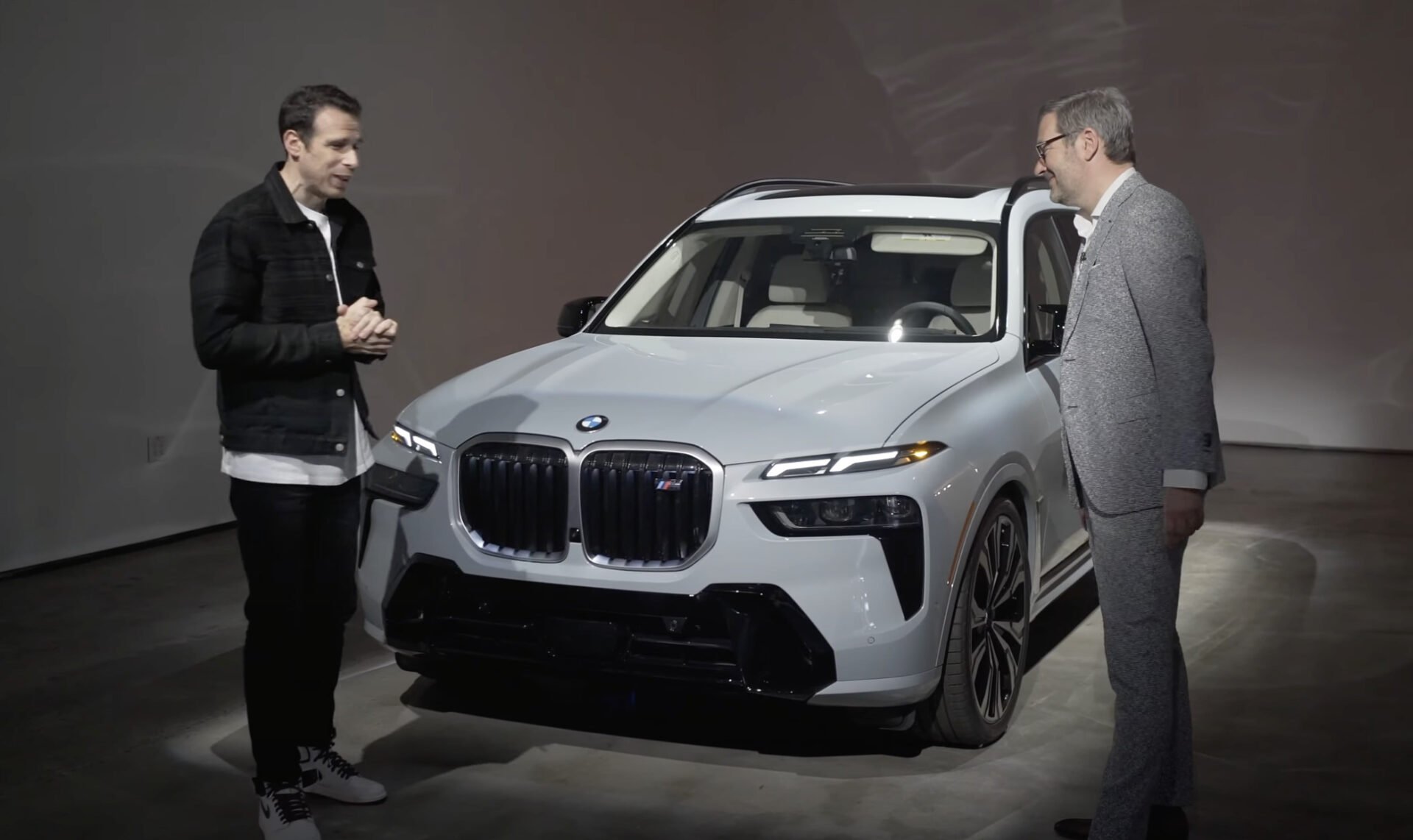 【動画】BMWのデザイナーがX7の「デザイン的意味」について語る！BMWのデザインはボクらの想像よりもずっと先にあり、深い意味を持っていた