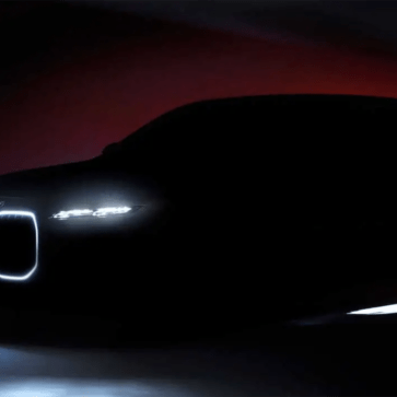 BMWが新型EV「i7」の最新ティーザー画像を公開！くっきり光るグリルフレームを採用、こんなクルマが後ろから来たら道を譲っちゃうな・・・