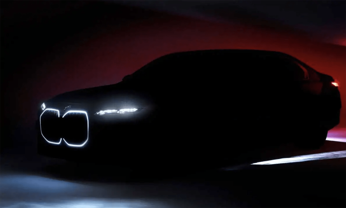 BMWが新型EV「i7」の最新ティーザー画像を公開！くっきり光るグリルフレームを採用、こんなクルマが後ろから来たら道を譲っちゃうな・・・