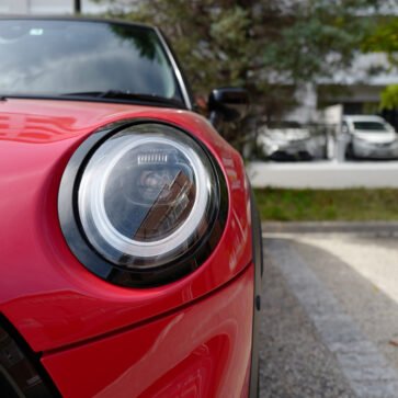 ミニJCW（F56 / LCI2）納車後のカスタム第一弾！ウエストライン フィニッシャー（ブラック）装着、ナンバープレートボルト交換、JCWバッジ外し