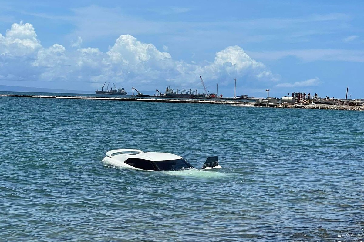 【動画】フィリピンはセブ島にてR35 GT-Rがイベント中、誤って海中に転落、群衆が見守る中で水没・・・。なんとか引き上げられるも修復は難しそう