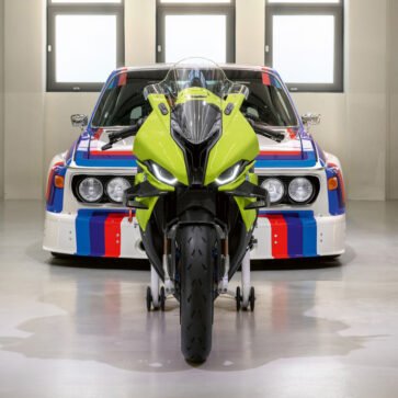 BMWがバイクにも「M社50周年記念モデル」を設定！M4のイメージカラーを身にまといコンペティションパックを装着した「M 1000 RR 50イヤーズ M アニバーサリー」