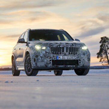 BMWが新型iX1のティーザー画像を公開！次期X1と車体を共有するAWD、満充電あたりの航続距離は400キロ以上を実現