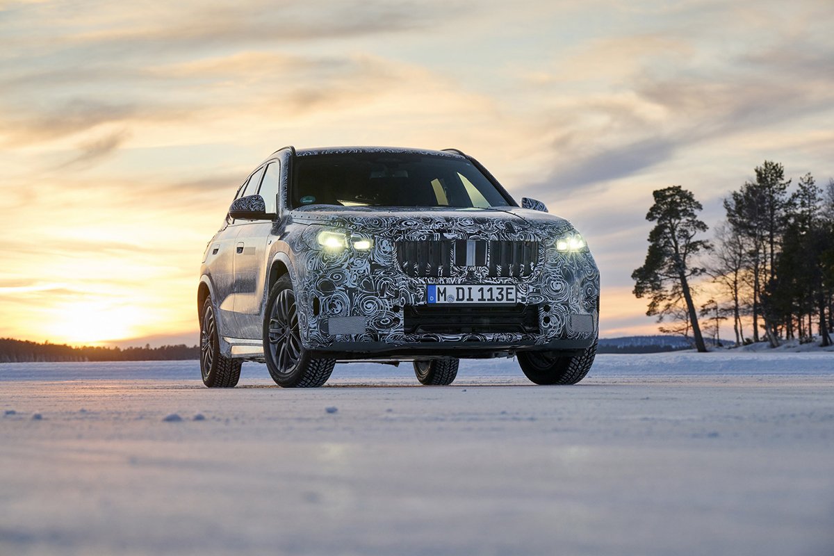 BMWが新型iX1のティーザー画像を公開！次期X1と車体を共有するAWD、満充電あたりの航続距離は400キロ以上を実現