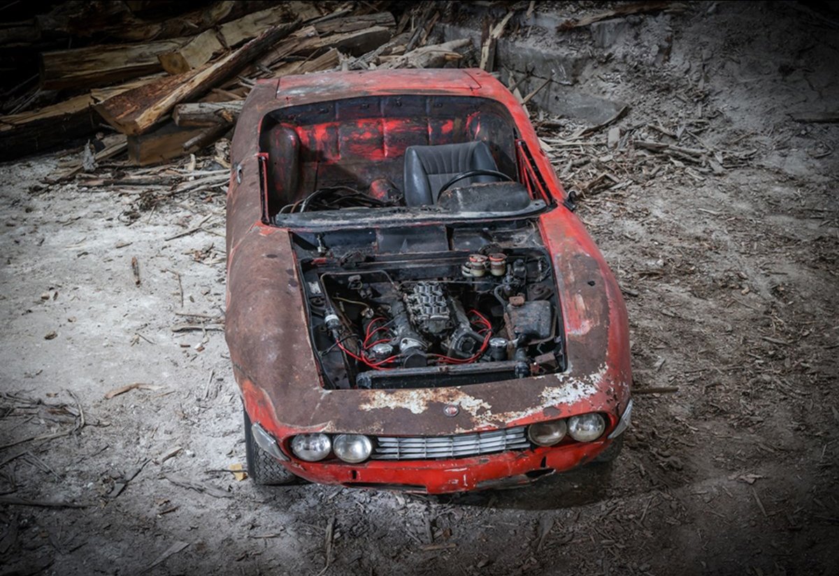 火災にて焼け落ちたフィアット「ディーノ・スパイダー」が競売に登場！フェラーリ・ディーノと同じV6エンジンを積み、フェラーリの工場で製造された「フェラーリの兄弟車」