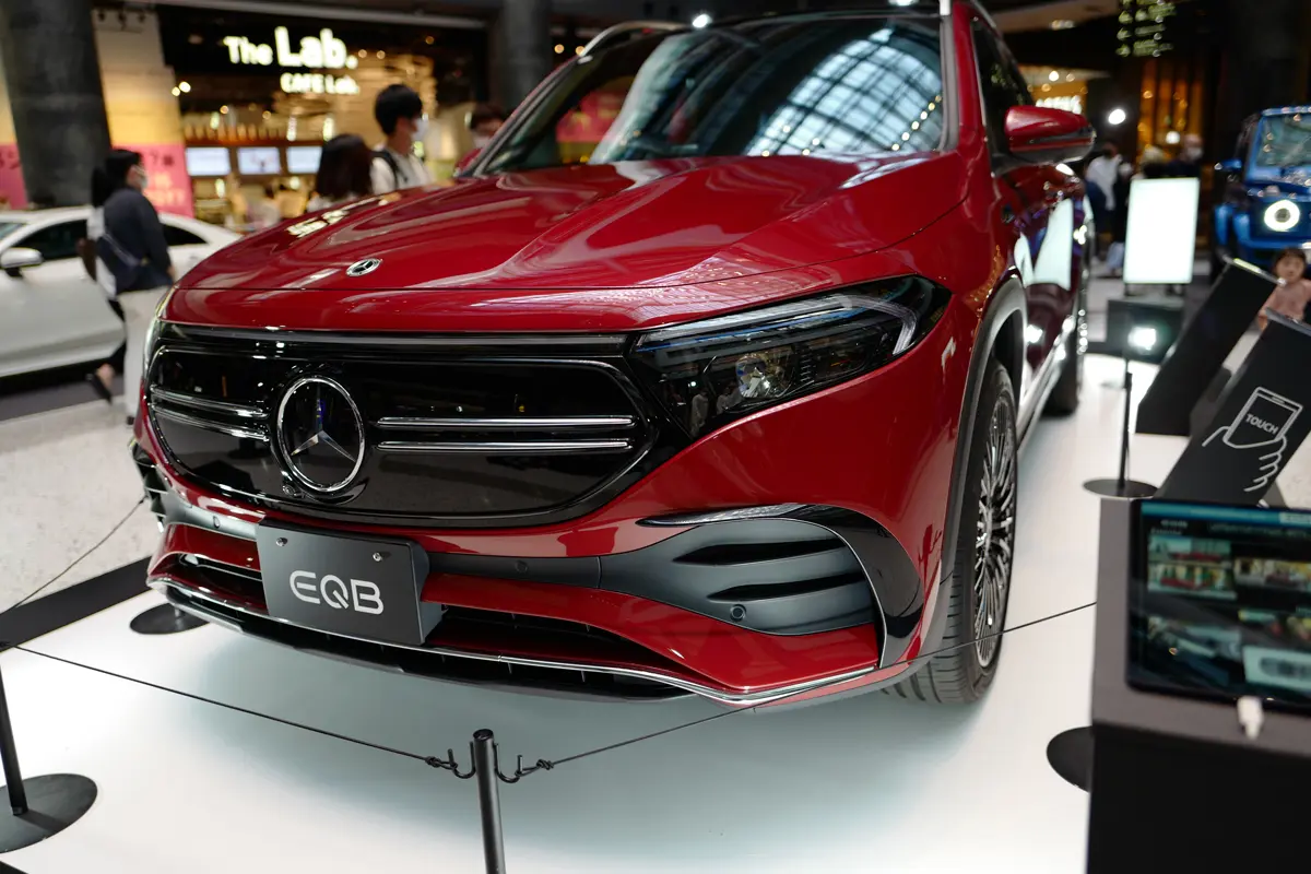 メルセデス・ベンツEQBのフロント（レッド）