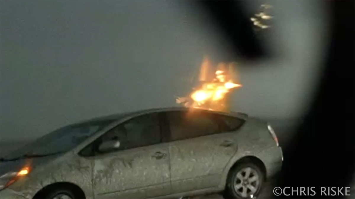 まさに衝撃映像！トヨタ・プリウスに雷が落ちる様子を車内外から記録した動画が公開に。ルーフアンテナが避雷針代わりになるも電子機器は破壊される