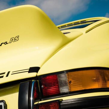 ポルシェが「911カレラRS 2.7」50周年を祝う！ナナサンカレラは「はじめてリアスポイラーを装着」「はじめて前後異なる幅のタイヤを装着」したポルシェだった