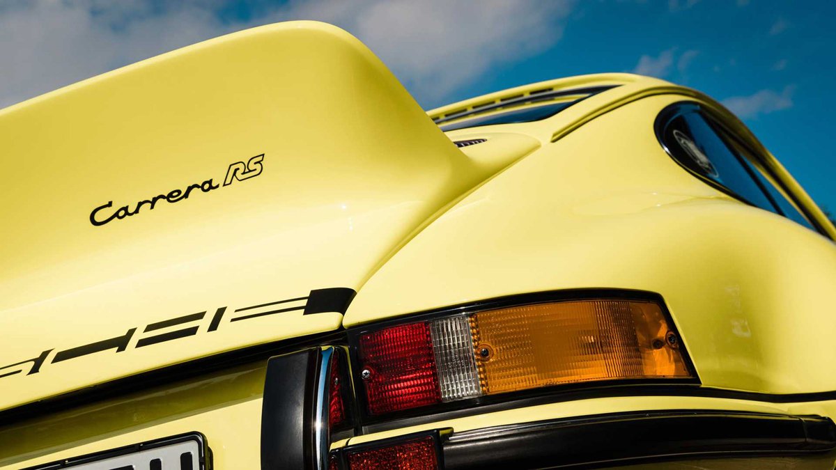 ポルシェが「911カレラRS 2.7」50周年を祝う！ナナサンカレラは「はじめてリアスポイラーを装着」「はじめて前後異なる幅のタイヤを装着」したポルシェだった