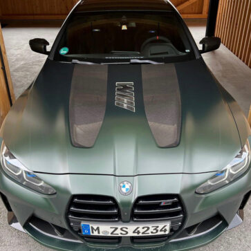 元BMW M社の責任者が自分専用にカスタムしたM4 CSLを公開！ボンネットには「///M」の透明パーツをインサート、LEDでライトアップ