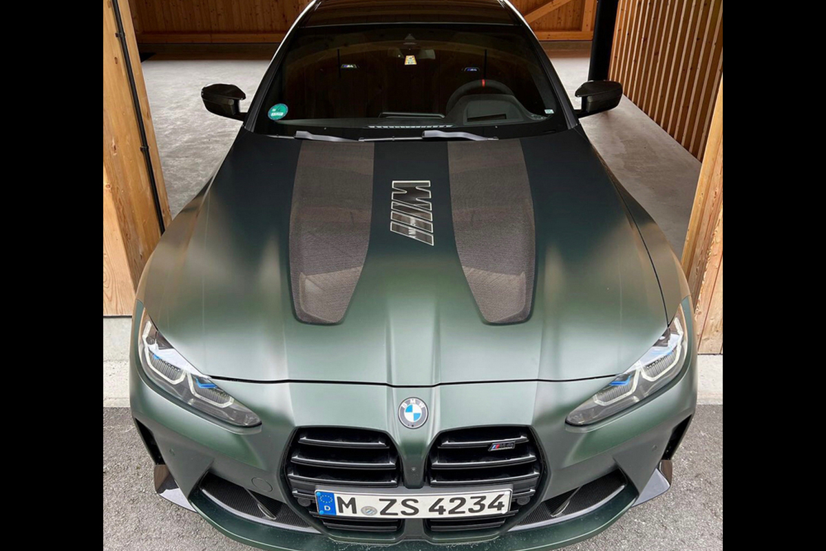 元BMW M社の責任者が自分専用にカスタムしたM4 CSLを公開！ボンネットには「///M」の透明パーツをインサート、LEDでライトアップ