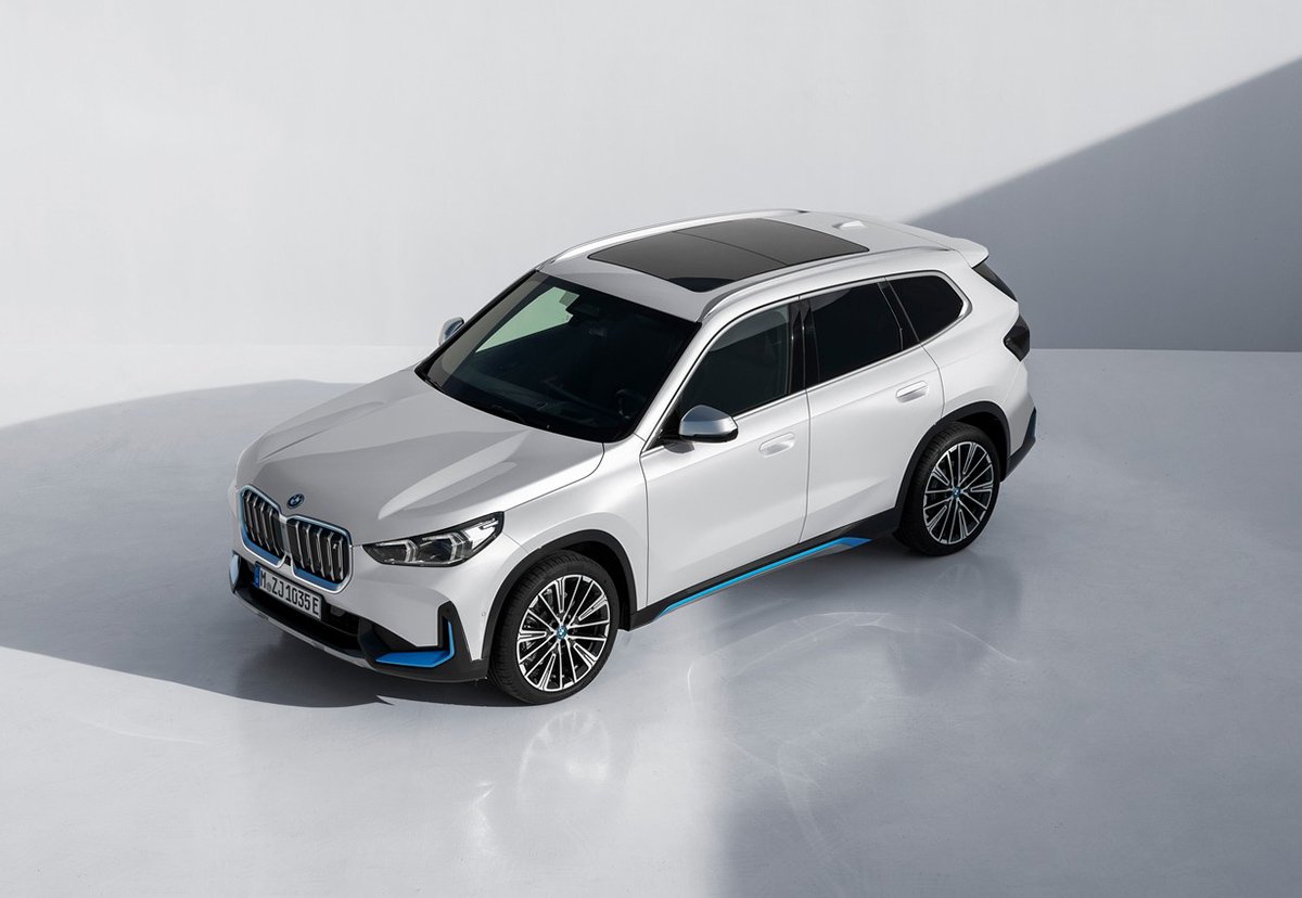 BMWがフルモデルチェンジ版のX1、その電動版のiX1を公開！よりSUVっぽくアクティブなスタイルに、パーツやディティールの造形がダイナミックに