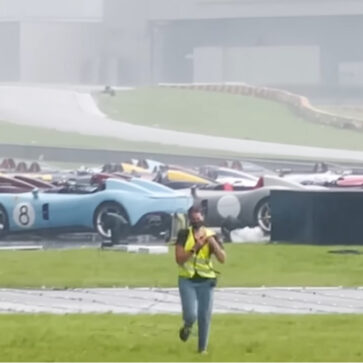 【動画】フェラーリ・モンツァが80台集まるイベントにて突如大雨！ルーフが全くないスピードスターだけに「この後」どうしたのかがちょっと気になる