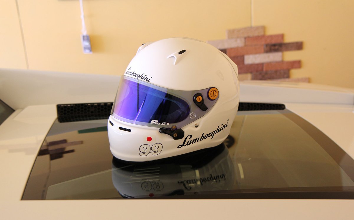 フェラーリ296GTBを収めるガレージの「装飾」としてヘルメットとレーシングスーツを購入してみようと思う！それぞれカスタムにてペイントとロゴをプリント予定