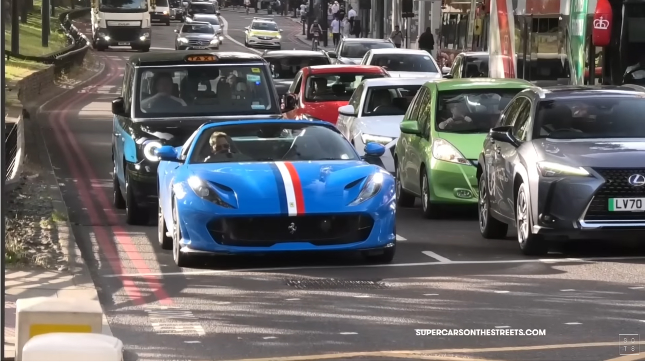 【動画】直近のロンドンではこんなスーパーカーが走っている！フロントエンジンそしてブルー系のフェラーリが意外と多く、突然変異的に改造車も