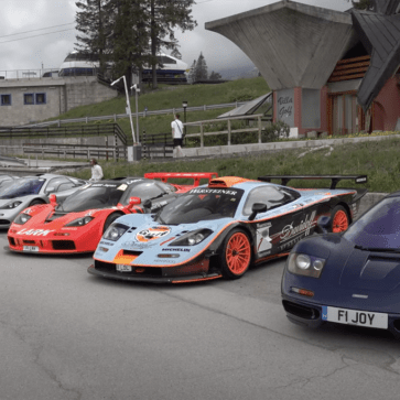 【動画】14台のマクラーレンF1が「30周年」を祝い一同に集い走行する姿を披露！ゴードン・マレーT.50も参加し場を盛り上げる