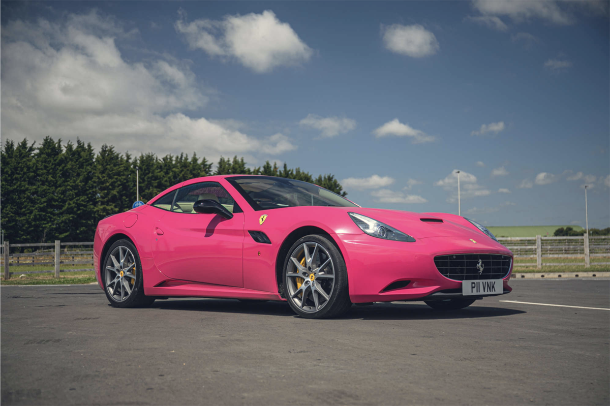 「まさかの」ピンクのフェラーリ・カリフォルニアが競売に登場！内装はエレガントな「クレマ」、ラッピングを剥がせばその下はロッソのようだが