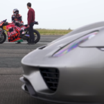 【動画】ポルシェ918スパイダーとKTM製MotoGPマシンとのドラッグレース！かつて最速を誇ったハイパーカーとレース用バイクとの対決の行方は？