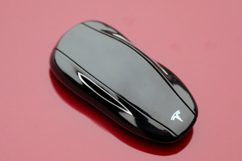 テスラが7/1出荷分から「キー」廃止。今後クルマのロック/アンロックはスマートフォンもしくはカードにて行うことに。目的は廃棄物と無駄の削減