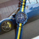 オメガ×スウォッチ「ムーンスウォッチ」のベルトをフェラーリ296GTB仕様のNATOストラップへと交換！ぼくは常々腕時計のカスタムも楽しんでいる