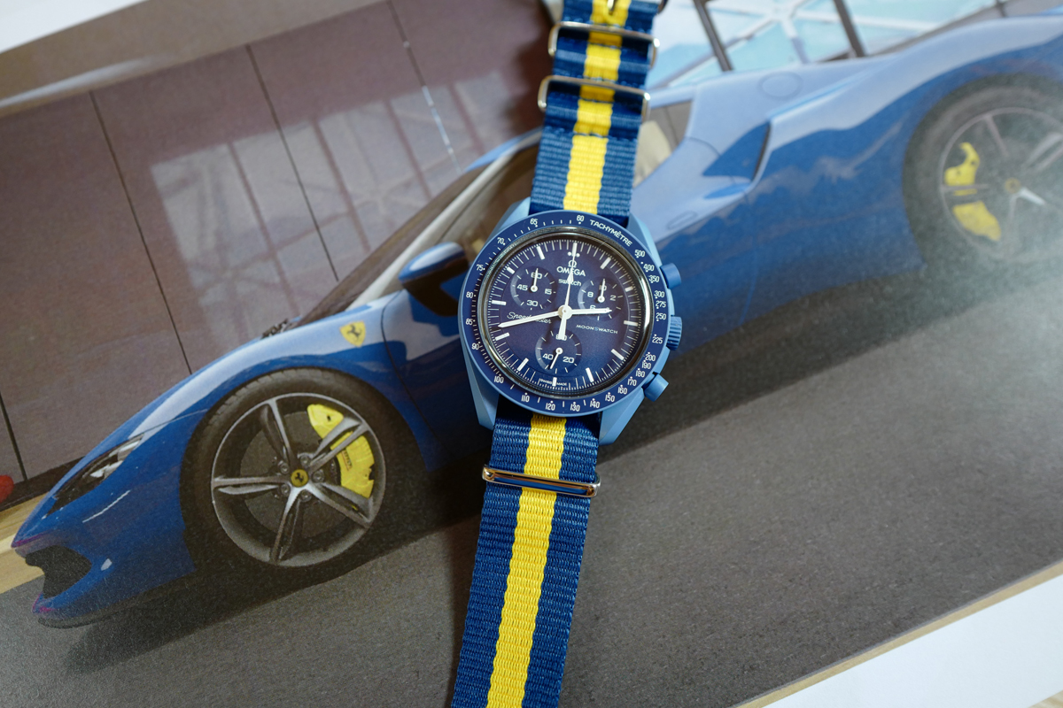 オメガ×スウォッチ「ムーンスウォッチ」のベルトをフェラーリ296GTB仕様のNATOストラップへと交換！ぼくは常々腕時計のカスタムも楽しんでいる