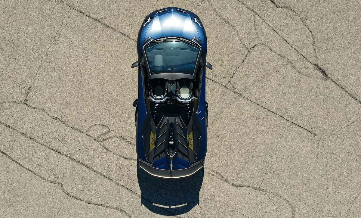超エキゾチック！これまでに見たことがない内外装コンビネーションを持つランボルギーニ・アヴェンタドールSVJ63ロードスターが競売に