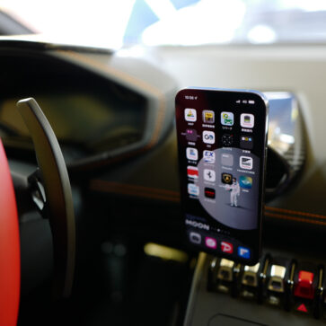 問い合わせの多かった「ランボルギーニ・ウラカンEVO RWDに取り付けているスマートフォンホルダー」。ボクはこういった製品を使用している