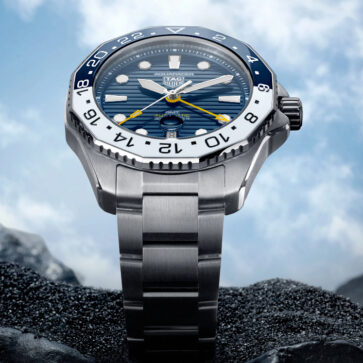 タグ・ホイヤーが新作腕時計「アクアレーサー プロフェッショナル300 キャリバー7 GMT​」発売！ベゼルはホワイトとブルーの爽やか仕様、GMT針はイエロー