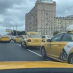 アノニマスがウクライナ支援のためにロシアのタクシーアプリをハッキング！タクシー数十台が一箇所に集められ一時パニックに【動画】