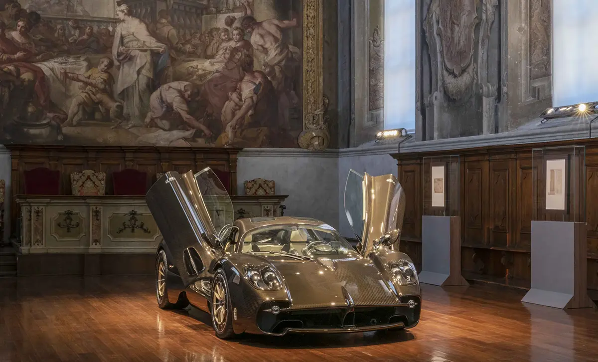 パガーニの新型ハイパーカー「ユートピア」がミラノにてレオナルド・ダ・ヴィンチの作品に囲まれ展示される！このためにダ・ヴィンチの作品が集結しユートピアをもり立てることに