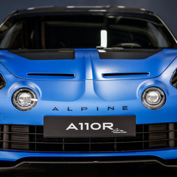 アルピーヌが32台のみ限定、A110R「フェルナンド・アロンソ」発表！アロンソが開発に参加した足回りを持ち、なんとアロンソのサイン入りレプリカヘルメットも付属